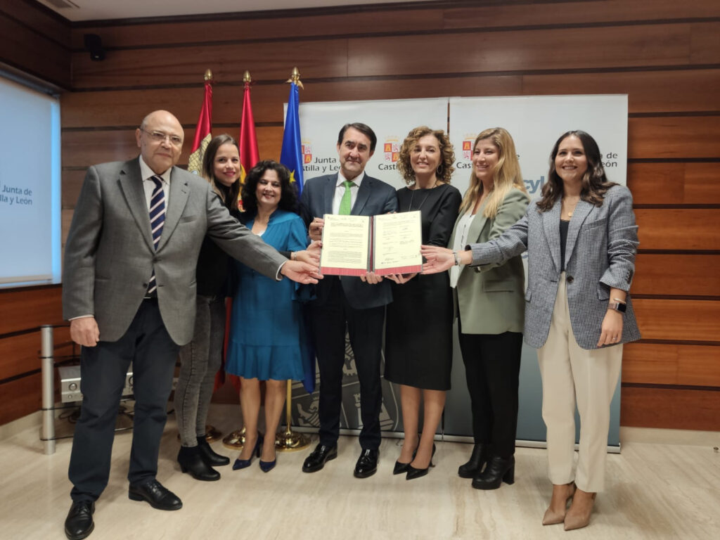 Firma de un acuerdo de colaboración con la Consejería de Medio Ambiente ...